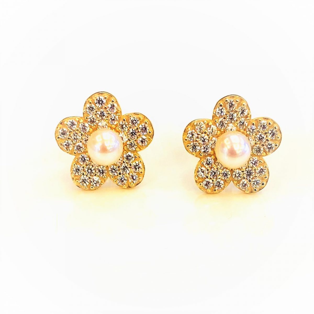 Earrings with pearl