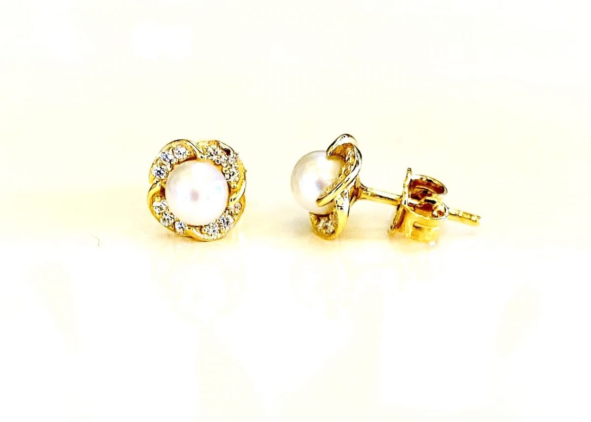 Earrings with pearl