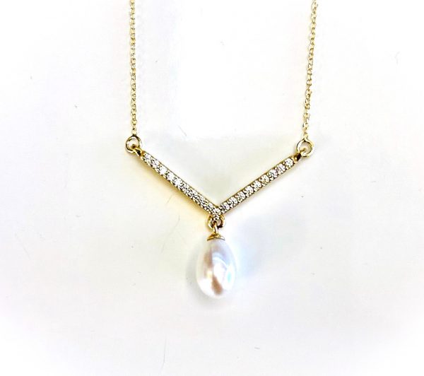 V necklace with pearl
