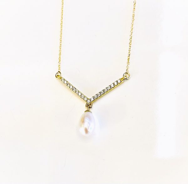 V necklace with pearl