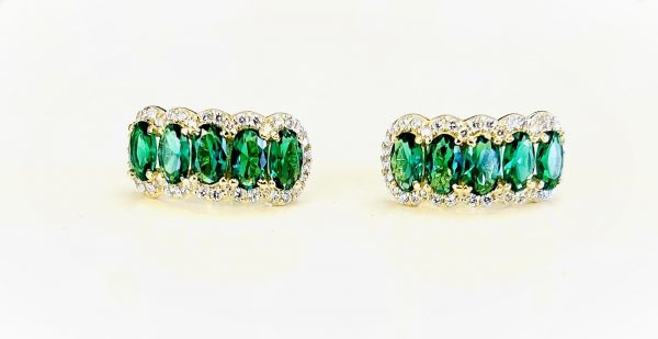 Women's earrings with green stones