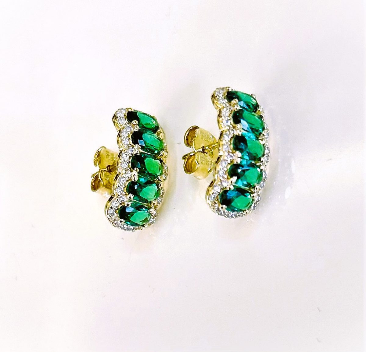 Women's earrings with green stones