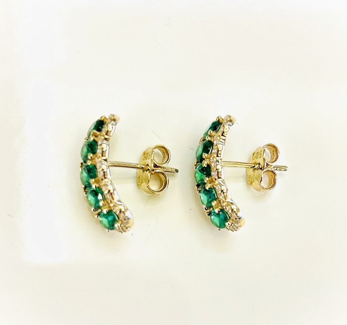 Women's earrings with green stones