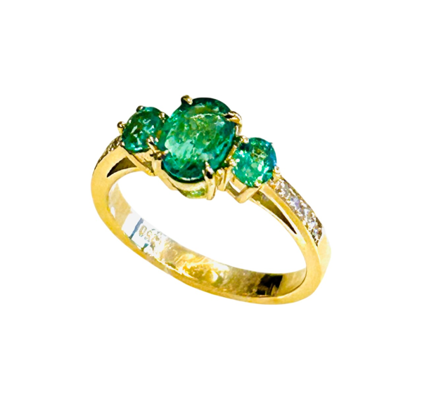 Ring with emeralds